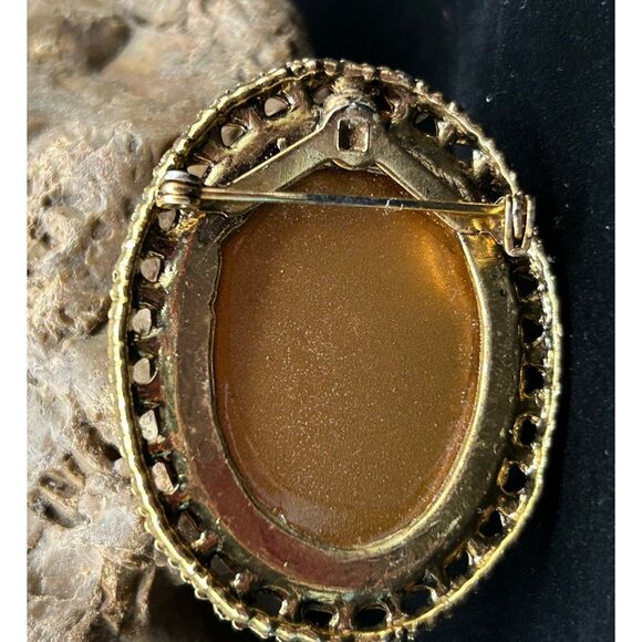 Gold Tone Metal and emerald glass brooch Pin 2" - Picture 6 of 6